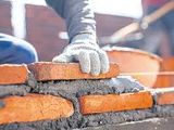 El freno de la construcción se siente en la actividad privada.