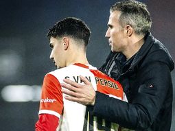 robin van persie puso en primera a su hijo y mete golazos como el