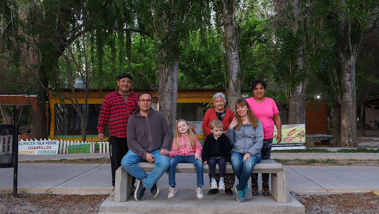 La abuela Siria, Gustavo y Lucía le brindaron afecto y contención a Marcelo y Gisela. Además,  le insistieron para que se queden radicados en Neuquén. 
