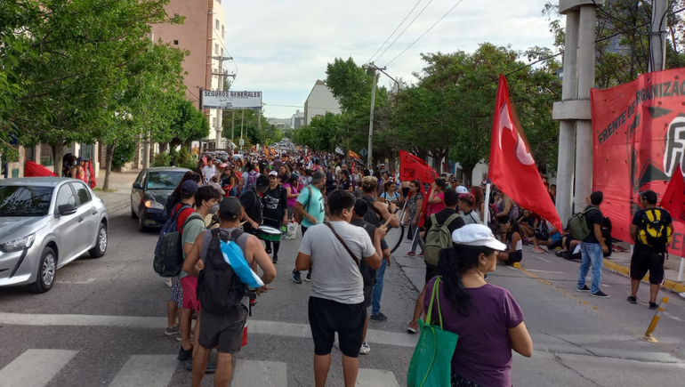 Continúa el acampe en el centro neuquino para apoyar las protestas del resto del país