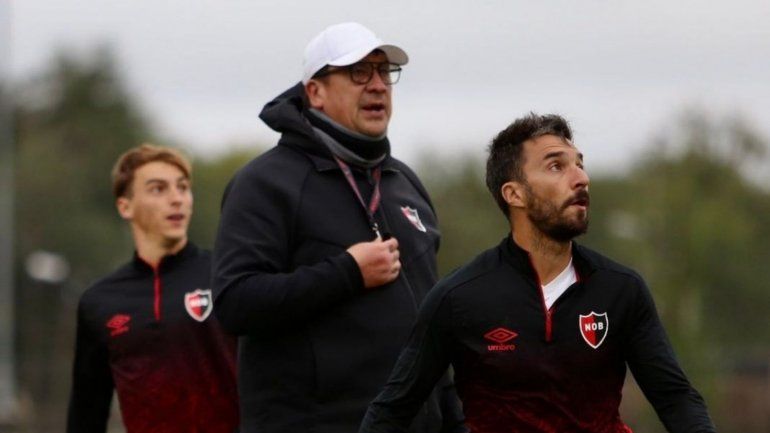 Scocco se sacó la bronca y le tiró un palo al Mono Burgos