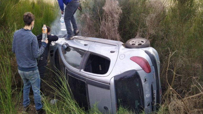 Un conductor borracho perdió el control del auto y volcó a metros del ingreso al aeropuerto de Chapelco. En el auto iban también dos mujeres con sus pequeños hijos.
