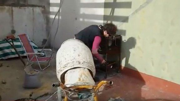 El video de poco más de un minuto comienza con una mezcladora que funciona a toda máquina mientras el Pity grita corta, corta.&nbsp;