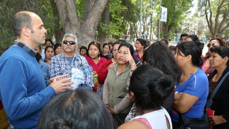 El intendente Esteban Cimolai recibió el reclamo de feriantes de una plaza.