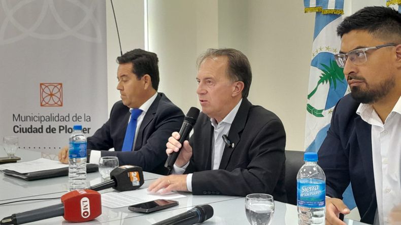 Después de los allanamientos, Luis Bertolini habla en conferencia de prensa: No voy a renunciar | LM Neuquen Después de los allanamientos, Luis Bertolini habla en conferencia de prensa: No voy a renunciar