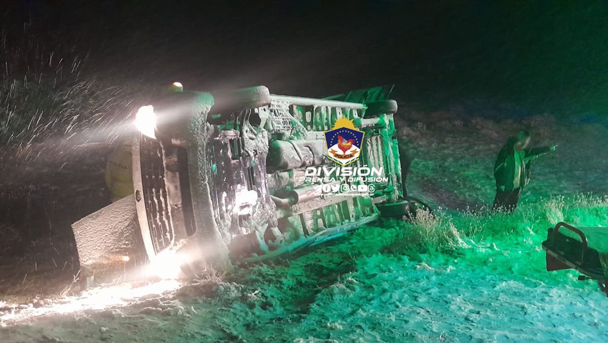 Tres policías heridos al volcar una camioneta en Cutral Co