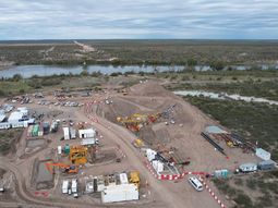 El cruce del VMOS de norte a sur por el río Negro. El oleoducto pasa 25 metros por debajo del agua. El cruce del VMOS de norte a sur por el río Negro. El oleoducto pasa 25 metros por debajo del agua.