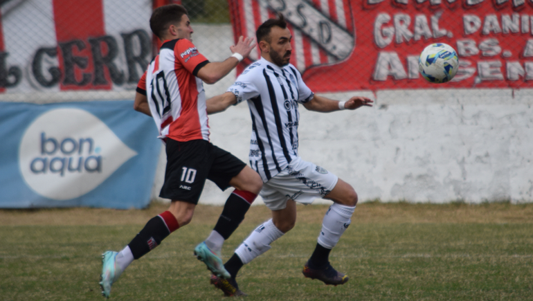 En Cerri, Cipolletti sacó un empate después de jugar casi media hora con un jugador menos. En Cerri, Cipolletti sacó un empate después de jugar casi media hora con un jugador menos.