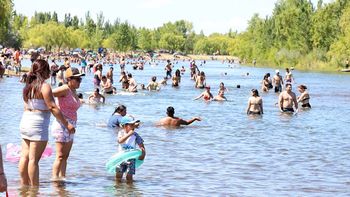 En 19 fotos, los neuquinos llenaron los balnearios para enfrentar un domingo sofocante