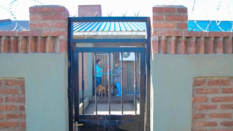 El nuevo barrio tiene casas en construcción y las que ya están habitadas tienen unos paredones de más de 2 metros de alto y alambre en espiral de cuchillas.