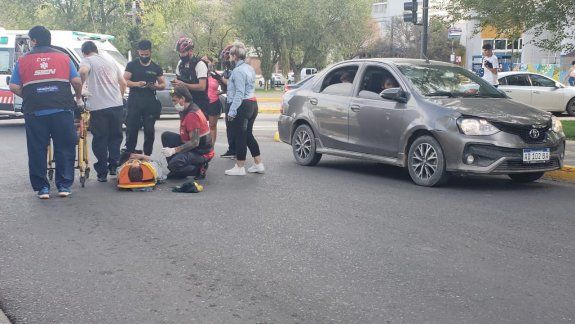 Dobló para entrar a Avenida Argentina y atropelló a una abuela