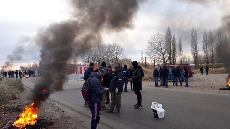 Senillosa: trabajadores de la PIAP cortan la Ruta 22