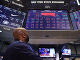 FOTO DE ARCHIVO. Un operador mira una pantalla que muestra el Promedio Industrial Dow Jones en el piso de la Bolsa de Valores de Nueva York (NYSE) en Manhattan, Nueva York, EEUU, 13 de septiembre de