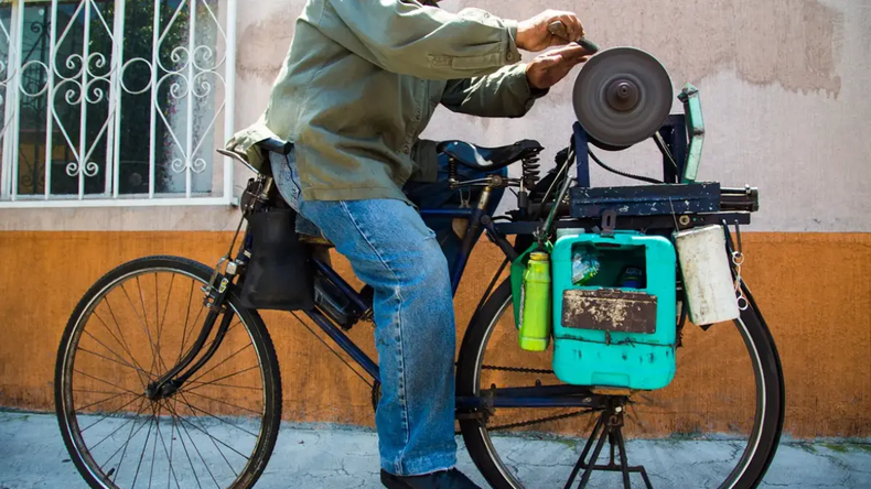 Estafas puerta a puerta: el afilador de cuchillos que tiene en vilo a Neuquén | LM Neuquen Estafas puerta a puerta: el afilador de cuchillos que tiene en vilo a Neuquén