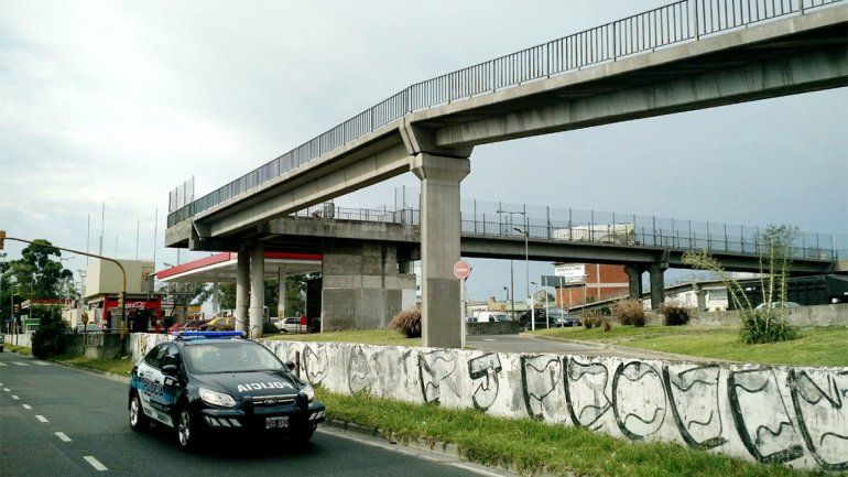 Asaltaron a una joven y la arrojaron desde un puente