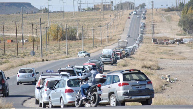 Filas interminables: el calvario de cargar combustible en Zapala
