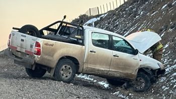 Impactante triple choque entre un auto y dos Hilux con trabajadores petroleros cerca de Cerro Dragón. Impactante triple choque entre un auto y dos Hilux con trabajadores petroleros cerca de Cerro Dragón.
