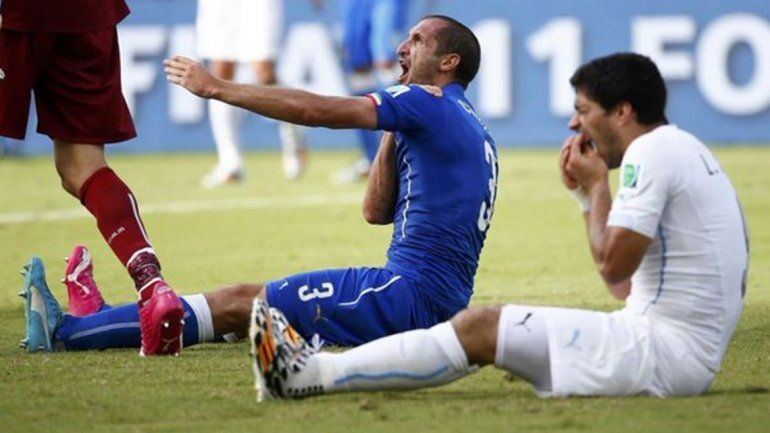 Suárez fue sancionado por el famoso mordisco que dio al defensa italiano Giorgio Chiellini durante el Mundial de Brasil 2014.