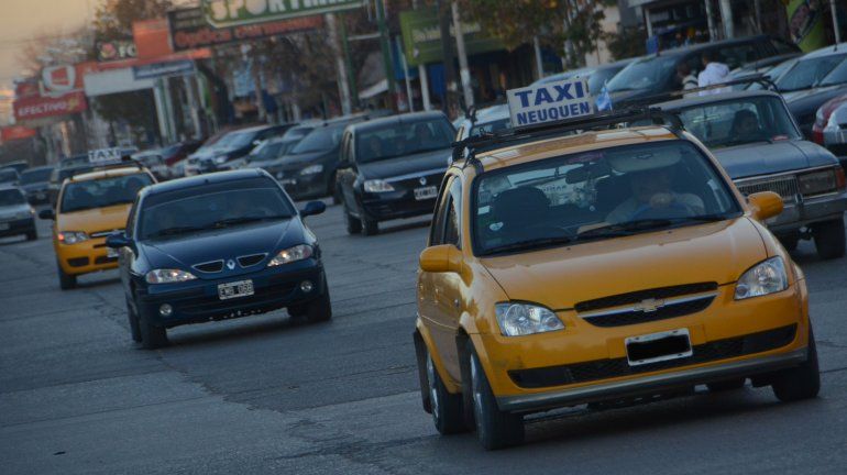 Detuvieron a un taxista borracho tras esquivar un control y amenazar a los policías con un cuchillo