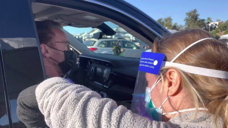 Arnold Schwarzenegger vacunándose contra el covid-19.