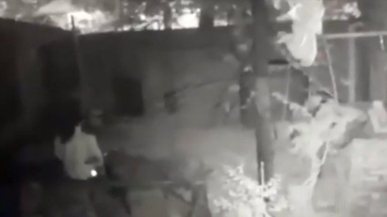 Quiso robar una bici del patio de una casa y quedó filmado