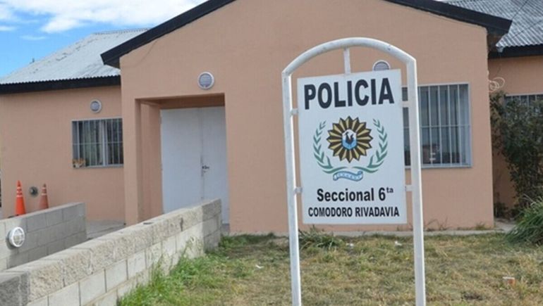 El agredido logró denunciar el hecho en la Comisaría Sexta de Comodoro Rivadavia.