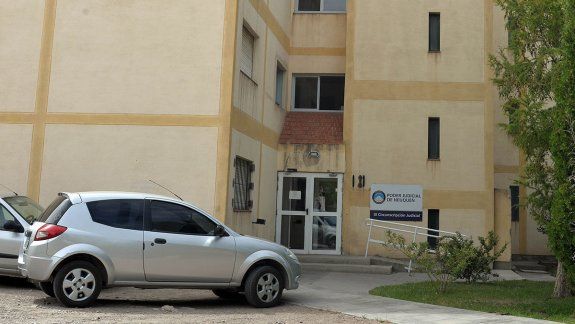 Lo condenaron por violar a una joven mientras dormía