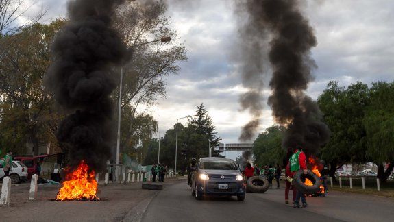 Estatales rionegrinos, ayer, durante la protesta en la Ruta 22.