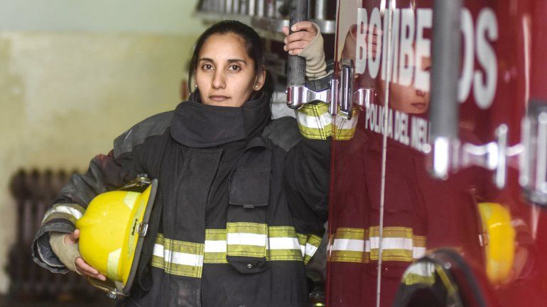 Pura valentía despliega la joven cada vez que se sube a la autobomba.