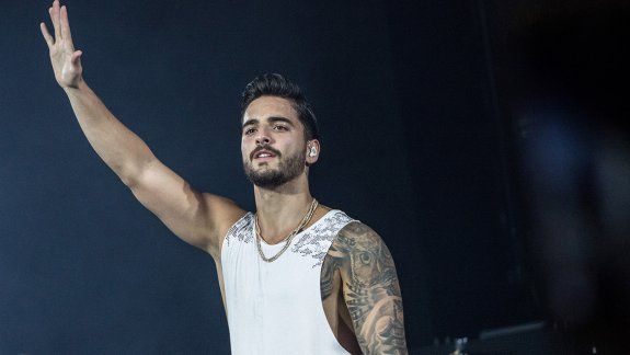 El cantante aparece en la cama acompañado de siete mujeres semidesnudas.
