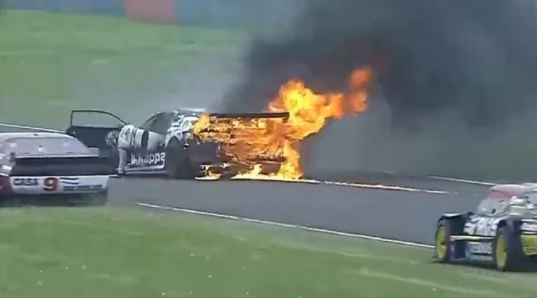 Impactante imagen en el Turismo Carretera: Gastón Mazzacane salió de su auto en llamas