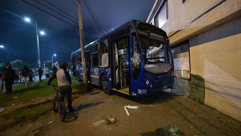 Manifestantes roban un micro y atropellan a mujer