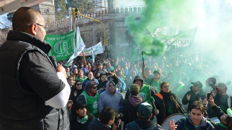 Una multitudinaria movilización de gremios y organizaciones repudió el accionar de la Policía en la Legislatura.