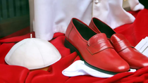 una inusual competencia llega al vaticano: ¿quien vestira al nuevo papa?
