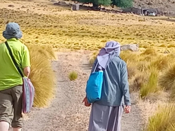 Las religiosas, dirigiéndose a realizar su trabajo pastoral en la zona rural del norte neuquino. Las religiosas, dirigiéndose a realizar su trabajo pastoral en la zona rural del norte neuquino.