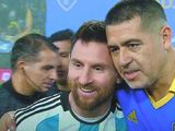 Leo Messi se llevó todo el cariño de Román y de la hinchada de Boca.