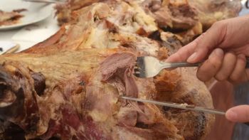 santa cruz: pago el cordero con una transferencia falsa y cuando lo cocinaba, le cayo la policia santa cruz: pago el cordero con una transferencia falsa y cuando lo cocinaba, le cayo la policia