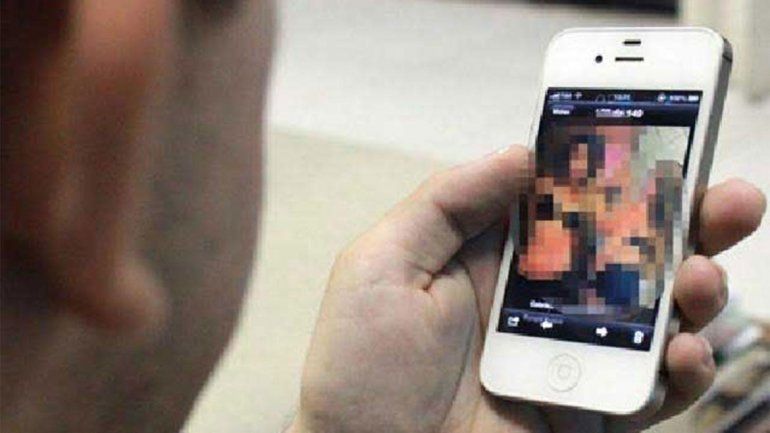 La detienen por compartir tres fotos porno de su hija