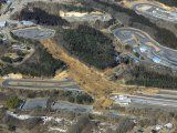 Foto ilustrativa del domingo de un desprendimiento de tierra causado por un terremoto en Nihonmatsu, FukushimaFeb 14, 2021 CRÉDITO OBLIGATORIO: Kyodo/via REUTERS ATENCIÓN EDITORES, ESTA IMAGEN FUE