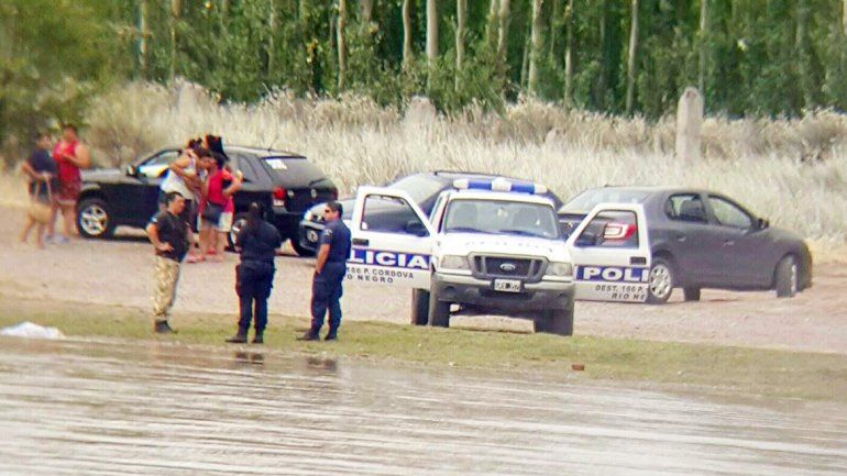 Unos bañistas vieron el cuerpo entre unas ramas en Paso Córdoba.