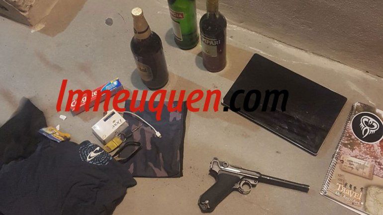 El momento en que la Policía da con Julieta y su novio en Mariano Moreno. En la requisa encontraron unos u$s 10 mil y hasta una pistola de aire comprimido.