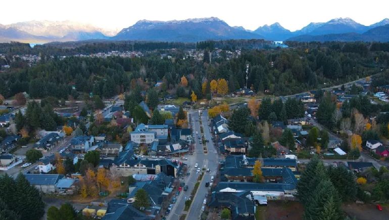 ALIVILLA surge además como respuesta neuquina a la suspensión del proyecto ALIPIBA II, que contemplaba una interconexión regional entre Alicurá, Dina Huapi, Bariloche y Villa La Angostura. ALIVILLA surge además como respuesta neuquina a la suspensión del proyecto ALIPIBA II, que contemplaba una interconexión regional entre Alicurá, Dina Huapi, Bariloche y Villa La Angostura.