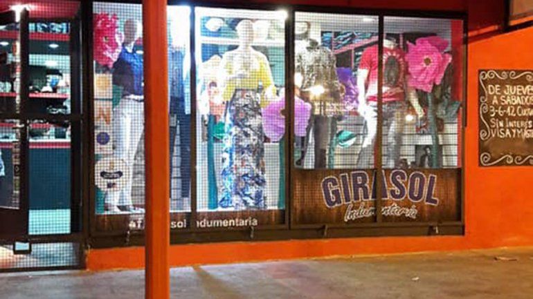 Boqueteros se alzaron con ropa de una tienda
