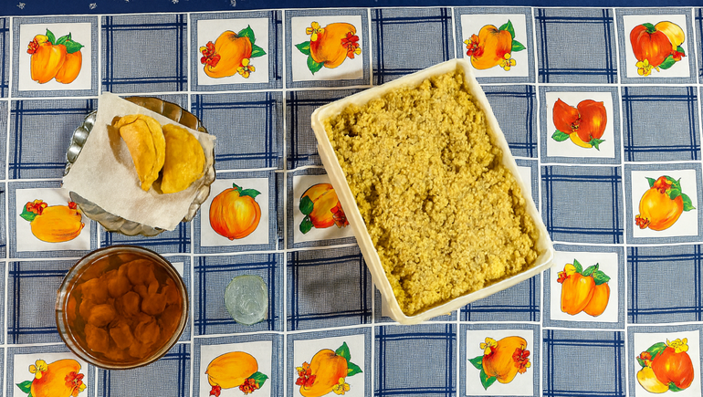 Mote con huesillo y en empanadas.