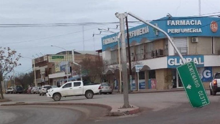 Centenario: el viento tiró carteles, árboles y dejó a algunos barrios sin luz