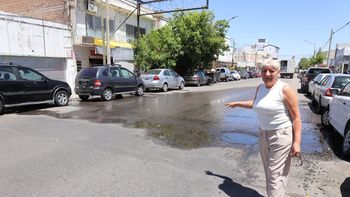 Los vecinos de calle Sarmiento al 600 reclaman por la rotura de cloacas / Foto Los vecinos de calle Sarmiento al 600 reclaman por la rotura de cloacas / Foto