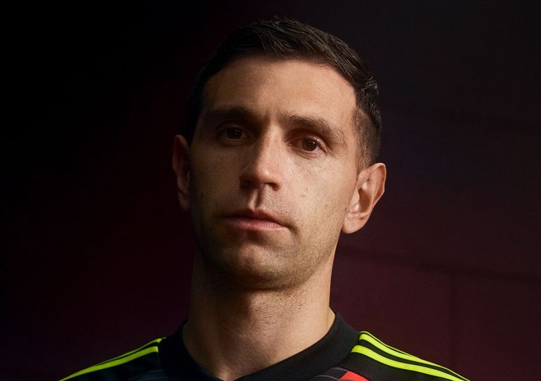 Cinematográfico: Dibu Martínez y Ozzy Osbourne presentaron la camiseta del Aston Villa