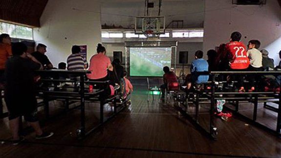 El intendente se copó y los vecinos vieron el Superclásico gratis