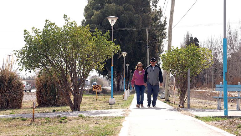 El paseo Néstor Kirchner de Centenario es muy usado por la gente para caminar y como bicisenda. El paseo Néstor Kirchner de Centenario es muy usado por la gente para caminar y como bicisenda.