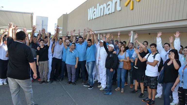 Cadena de supermercado despedirá a 30 empleados de larga antigüedad